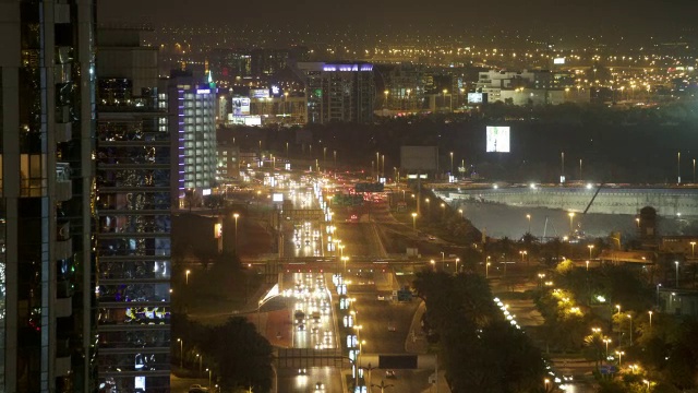 一段时间后繁忙的交通在迪拜河附近的道路上的夜晚，迪拜视频下载