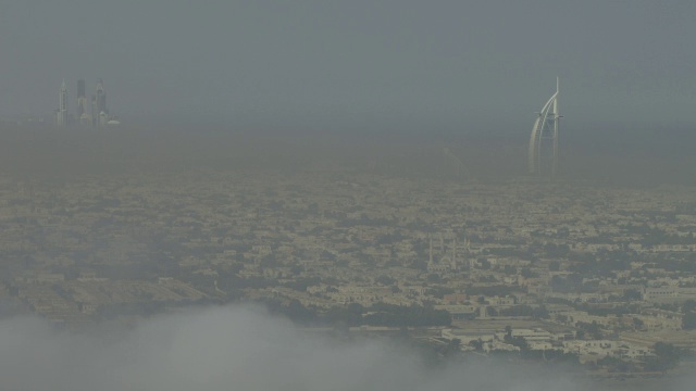 一层一层的雾漂浮在迪拜城市和迪拜塔的上空视频素材