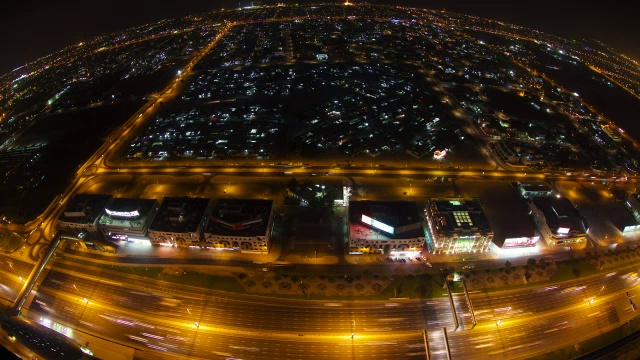 阿联酋迪拜，夜晚，谢赫扎耶德路上的车辆川流不息视频下载