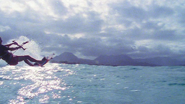 慢动作跟踪射击男子风筝冲浪远离CAM /瓦胡岛，夏威夷视频素材