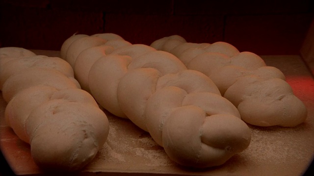 放大时间流逝三个面包烤和变成棕色在烤箱视频素材