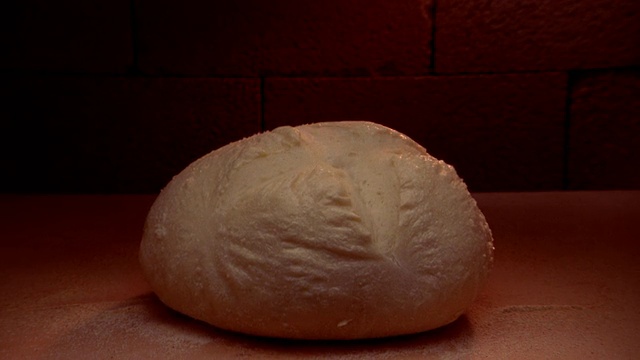近距离拍摄一段时间，圆面包在烤箱中烘烤，发酵并变成棕色视频素材