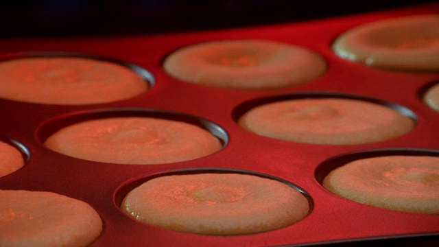 放大延时松饼的烘烤和发酵，在烤箱中放置红色的灯视频下载