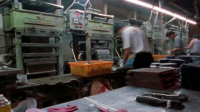中等拍摄的时间推移工人在鞋厂使用机器切割鞋底/韩国视频下载
