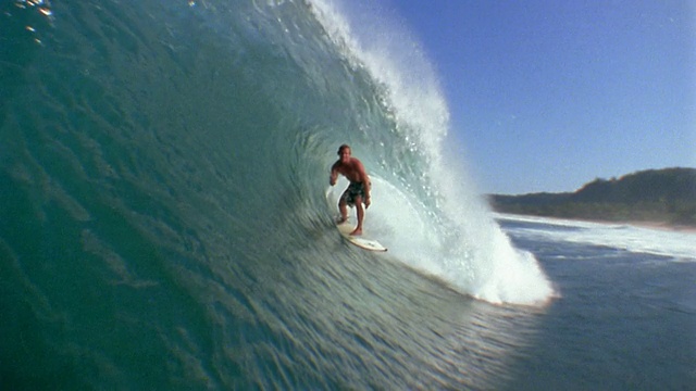 慢动作广角镜头男性冲浪者骑着卷曲的波浪向CAM /水下冲浪板的视图/瓦胡岛，夏威夷视频下载
