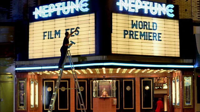中等射击的人在梯子上把字母放在电影院的帐篷/西雅图，华盛顿视频素材