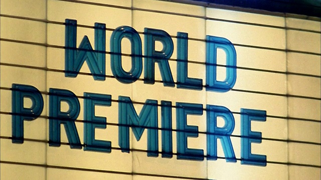 近距离观看华盛顿西雅图一家影院的“世界首映”标志视频下载