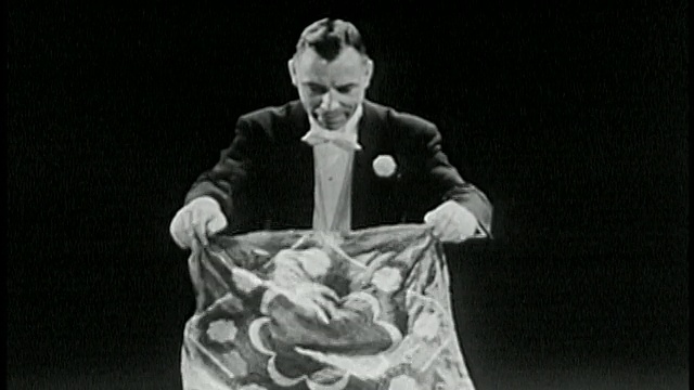 黑白1940魔术师表演魔术w/蛋和拉出一只鸟从大礼帽/鸟飞走/音频视频下载