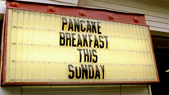 特写:闪烁的招牌广告“本周日煎饼早餐”/ Enumclaw，华盛顿视频素材