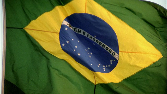 近距离观察在户外飘扬的巴西国旗视频下载