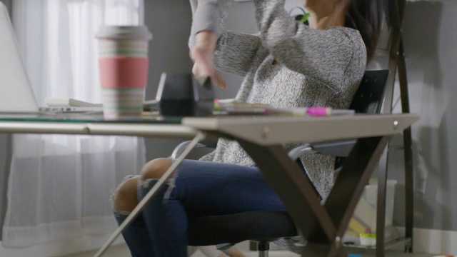 中等镜头的母亲在椅子上纺纱抱着儿子/雪松山，犹他州，美国视频素材