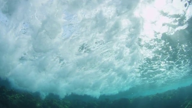 水下珊瑚礁与海浪打破它视频下载