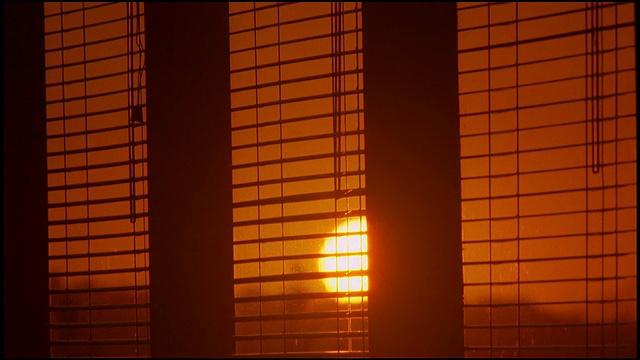 关闭时间流逝太阳通过百叶窗在办公室窗户视频素材