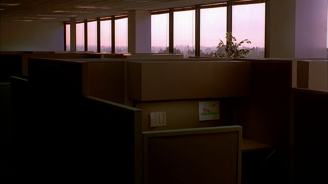 宽镜头时间流逝太阳通过窗户的黑暗空办公室视频素材