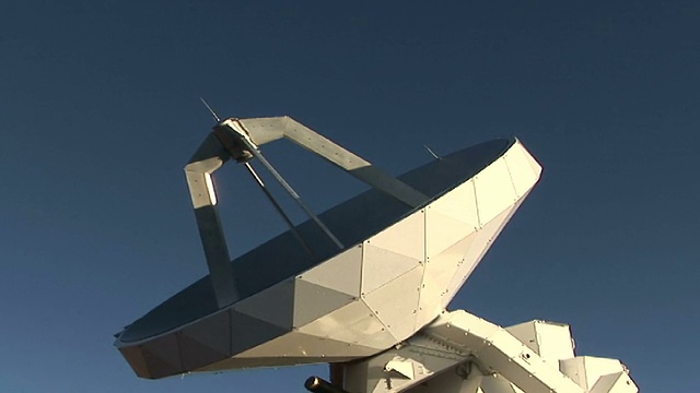 cuzi射电望远镜对晴朗的天空，莫纳克亚山，大岛，夏威夷，美国视频下载
