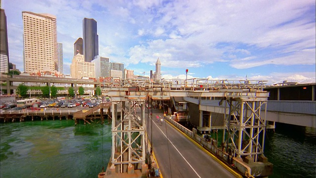 从船的角度看西雅图渡轮接近城市和码头/西雅图，西澳视频素材