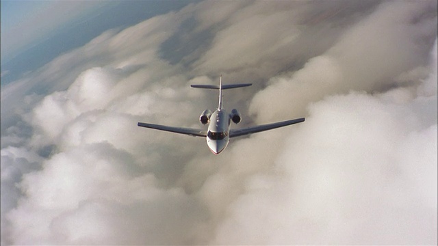 高空高角度广角拍摄私人飞机在云层上空飞行视频素材