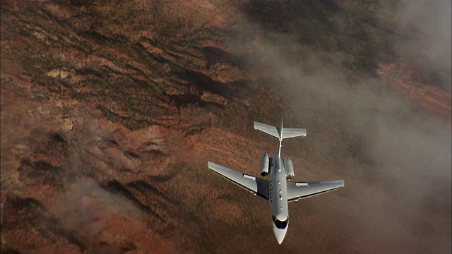 高空高角度中拍摄私人飞机在云层上空飞行视频素材