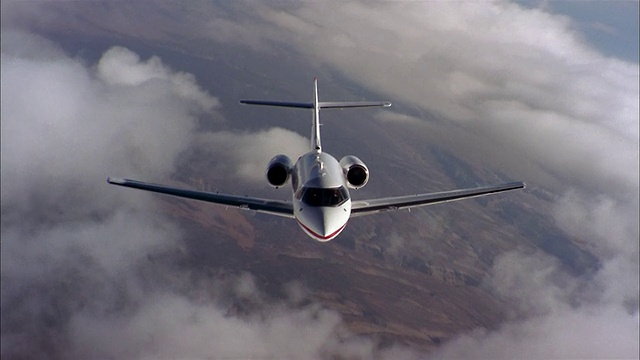空中中景拍摄前视图私人飞机在空中银行业视频素材