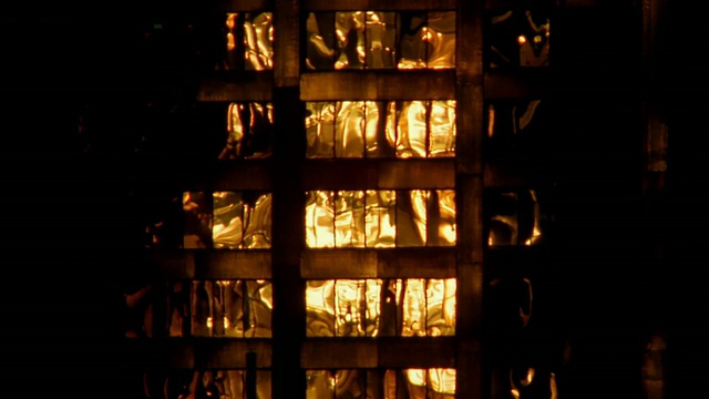 倾斜建筑物，黄色的光线反射在窗户上视频素材