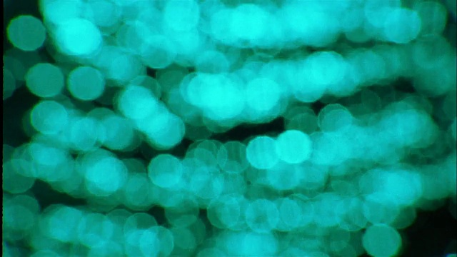 近距离观察绿光在水面上的反射视频素材