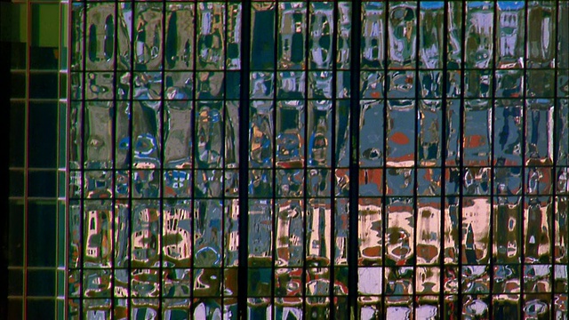 中镜头倾斜的玻璃办公大楼视频素材