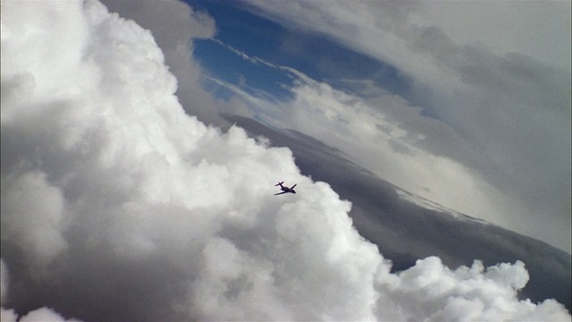 高空拍摄的私人飞机穿越云层视频素材