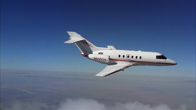 空中媒体拍摄前视图私人飞机飞过云层视频素材
