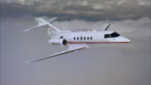 空中近距离私人飞机飞过云层视频素材