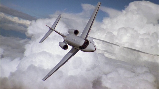 空中高角度私人飞机在飞行中通过云层在空中倾斜视频素材