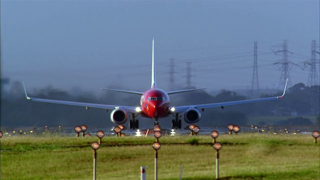 中镜头前视飞机从跑道/起落架起飞收起视频素材