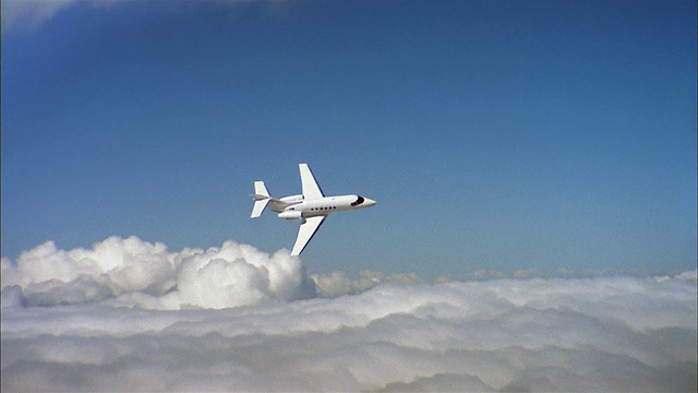 空中媒体拍摄的是一架私人飞机穿过云层视频素材