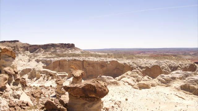宽高角度鸟瞰不同寻常的岩层/大水，犹他州，美国视频素材