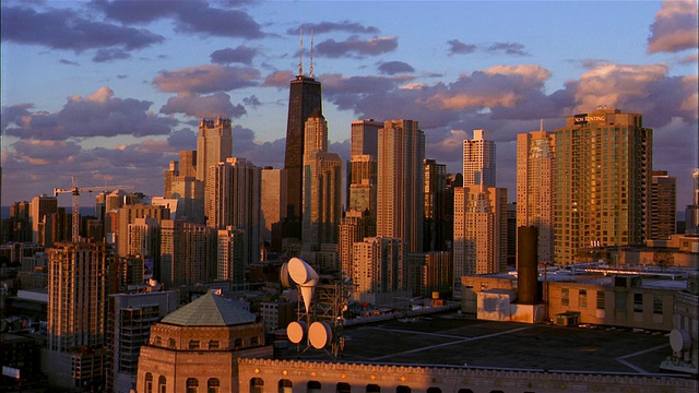宽镜头时间推移云建立拍摄的芝加哥市中心天际线视频下载