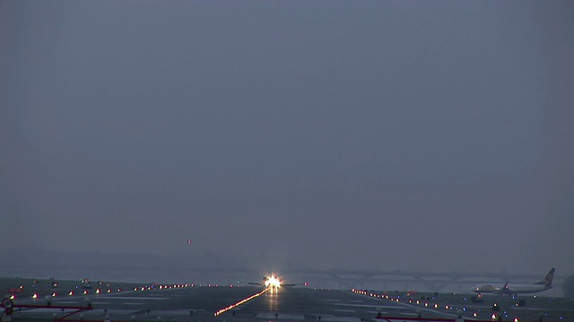 美国华盛顿，罗纳德·里根华盛顿国家机场，商业飞机黄昏降落视频素材