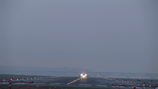 黄昏时分，美国华盛顿特区罗纳德·里根华盛顿国家机场的一架商用飞机起飞视频素材