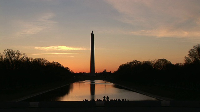 WS，倒影池和日落时华盛顿纪念碑的剪影，华盛顿特区，美国华盛顿视频素材