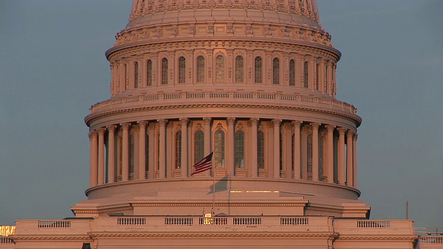 日落时分，美国首都华盛顿的美国国旗视频素材