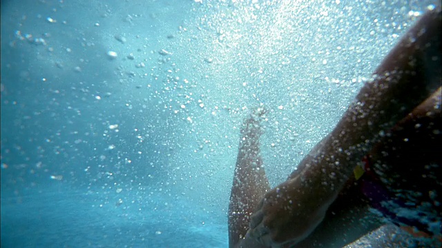 慢动作中镜头女子潜入水中，向CAM游去视频下载
