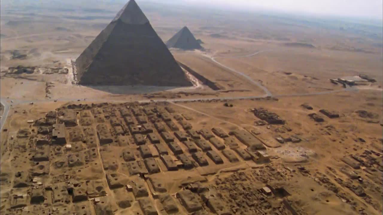 空中拍摄埃及吉萨沙漠中的切夫伦和麦塞里努斯金字塔视频下载