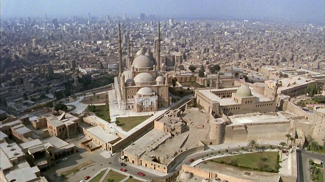 空中拍摄穆罕默德阿里清真寺(Alabaster清真寺)在城堡/开罗，埃及视频下载