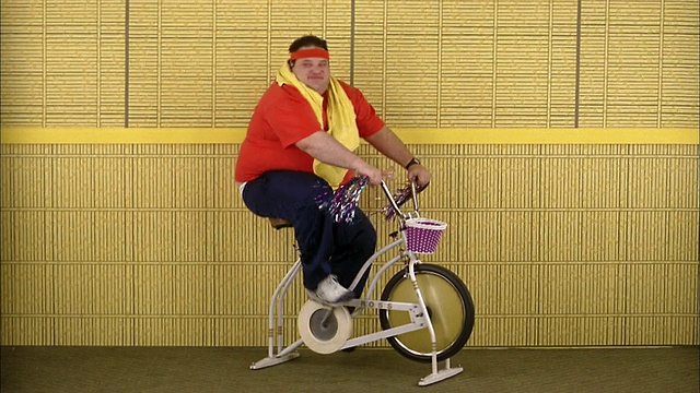 骑健身自行车的中枪胖子视频素材