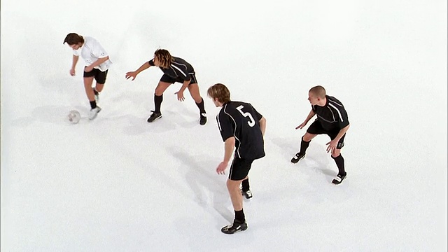 高角度广角足球运动员运球通过后卫对白色背景视频下载