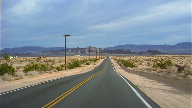 在沙漠公路上行驶的宽镜头汽车视角视频素材