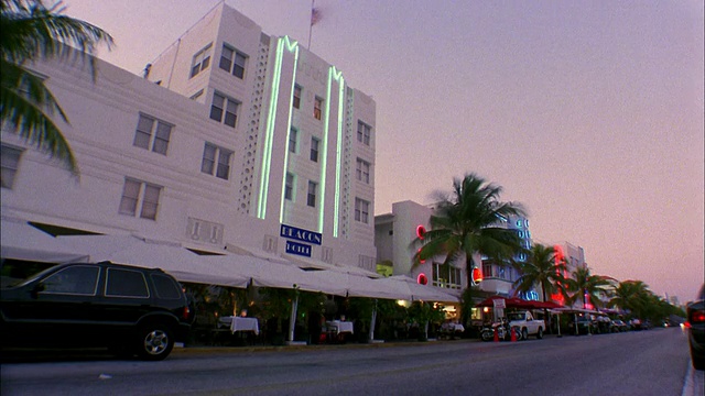 宽镜头时间流逝交通通过建筑白天到晚上/迈阿密海滩，佛罗里达视频素材