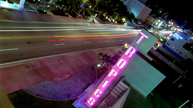 高角度宽拍摄时间流逝交通通过热带建筑标志/迈阿密海滩，佛罗里达视频素材