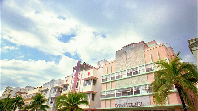 低角度广角拍摄时间流逝云通过建筑物/迈阿密海滩，佛罗里达视频素材