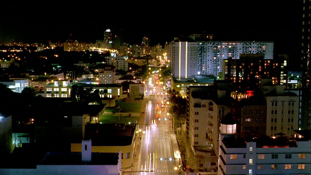 高角度广角拍摄时间推移交通在城市街道在晚上/迈阿密海滩，佛罗里达州视频素材