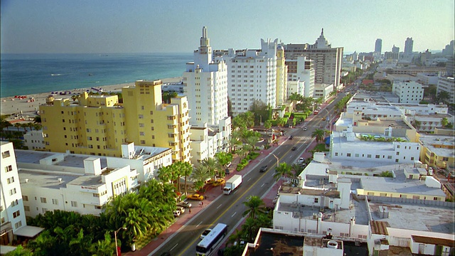 高角度广角拍摄沿海滩/迈阿密海滩公路交通，佛罗里达视频素材