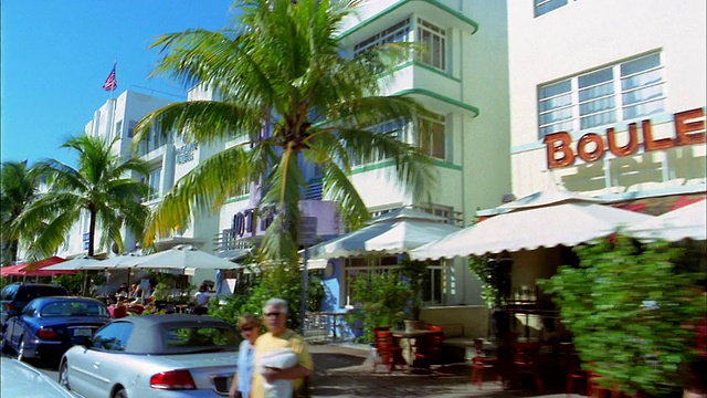 中等拍摄的汽车视角通过餐厅遮阳篷，咖啡馆和棕榈树/迈阿密海滩，佛罗里达视频素材